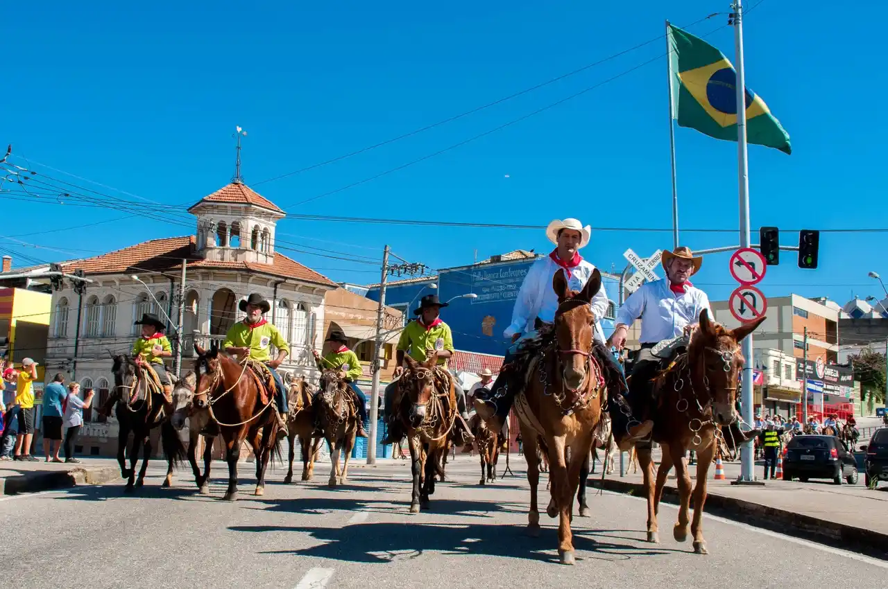 O dia do tropeiro celebra as tradições e a história dos tropeiros, valorizando a cultura do interior e destacando a gastronomia e costumes brasileiros.