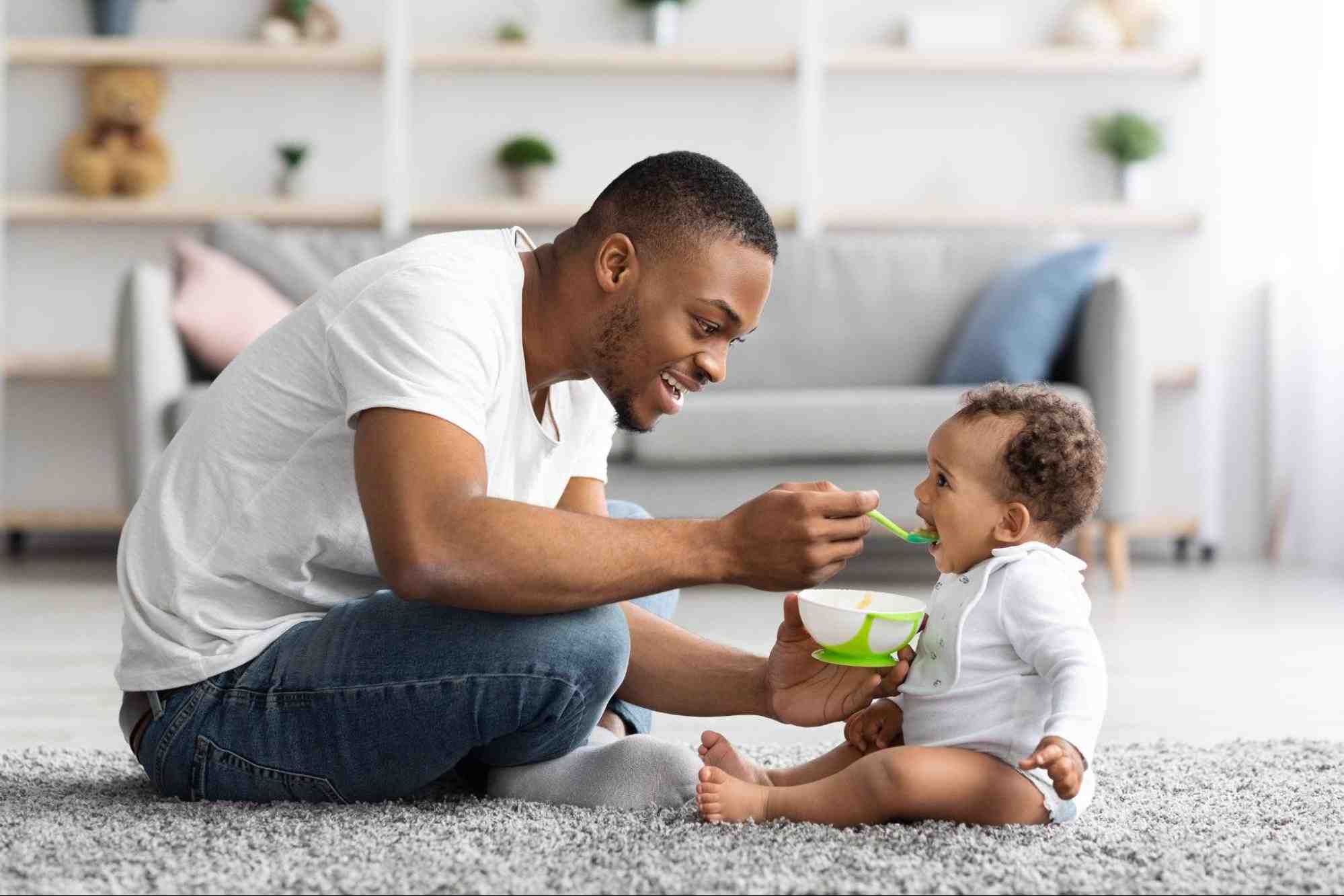 Confira o guia de alimentos seguros para bebês de todas as idades que preparamos para te auxiliar nessa jornada nova!