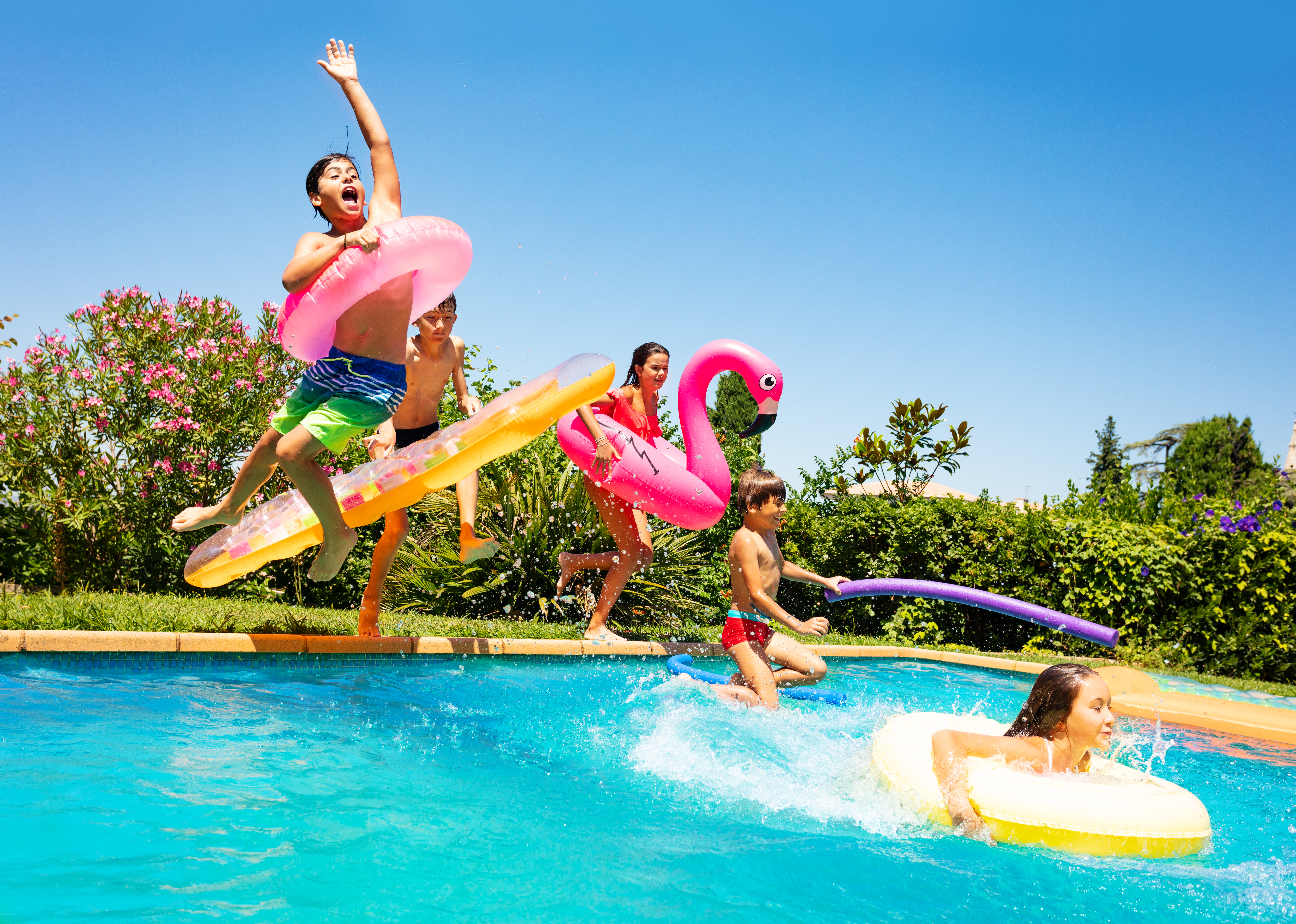Curta dias de diversão e segurança na piscina