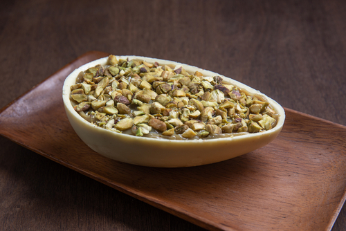 Ovo de Páscoa de chocolate branco com pistache (Imagem: Shutterstock)