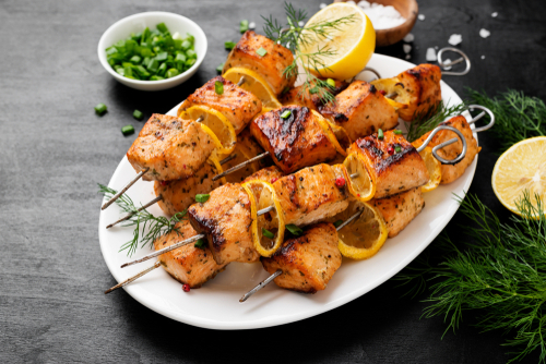 Espetinho de salmão cÃtrico (Imagem: Shutterstock)